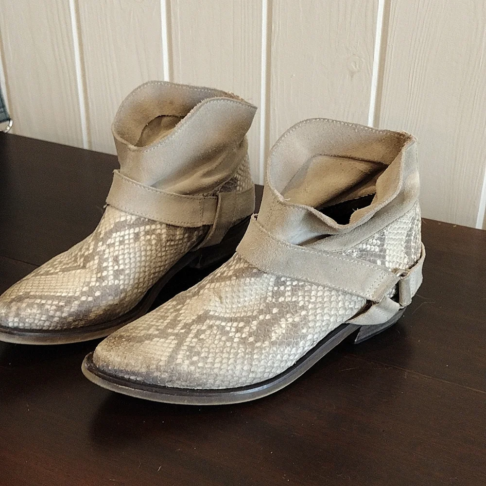 Trafaluc Suede and Snake skin embossed booties in size 7M. Cream colored - Picture 2 of 8